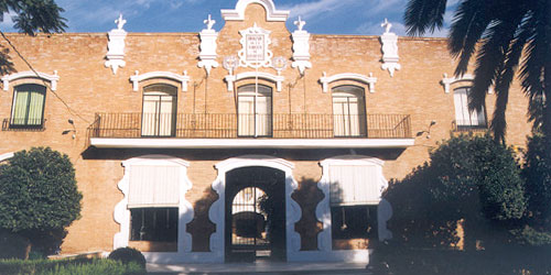Hogar Virgen de los Reyes. Fachada principal a C/ Fray Isidoro de Sevilla